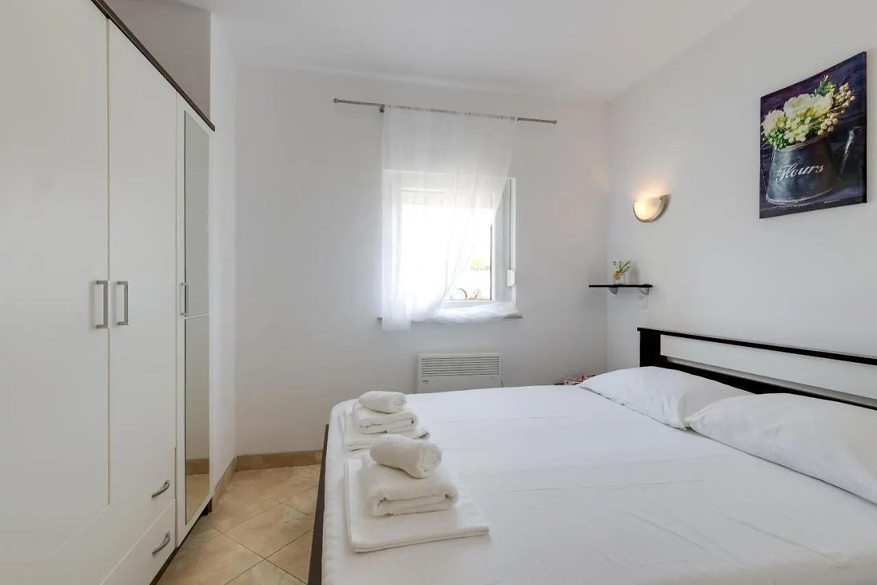 Villa Rondine Apartments - Happy Rentals Novigrad  Novigrad (Istria)
