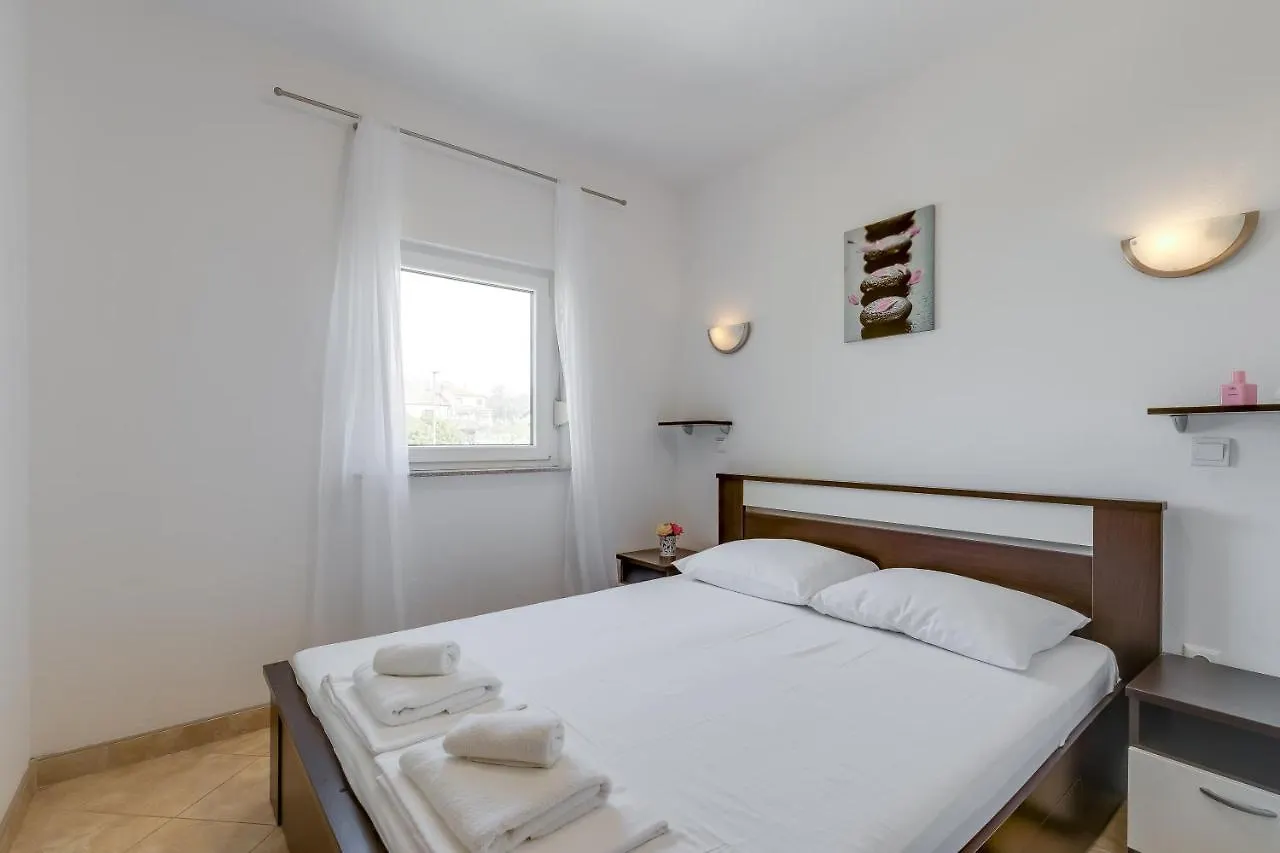 Villa Rondine Apartments - Happy Rentals Novigrad Istria